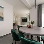 アパート Luxury D - Luxury Two Bedroom With Terrace A2 ビビニェ