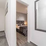 Luxury D - Luxury Two Bedroom With Terrace A2 アパート