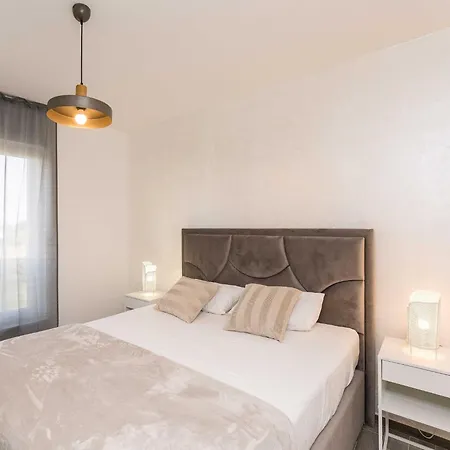 Luxury D - Luxury Two Bedroom With Terrace A2 *