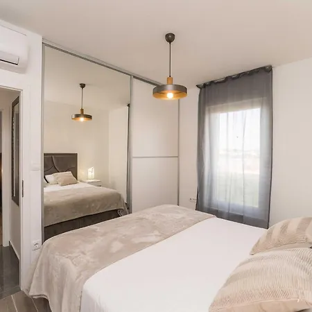 Luxury D - Luxury Two Bedroom With Terrace A2 *