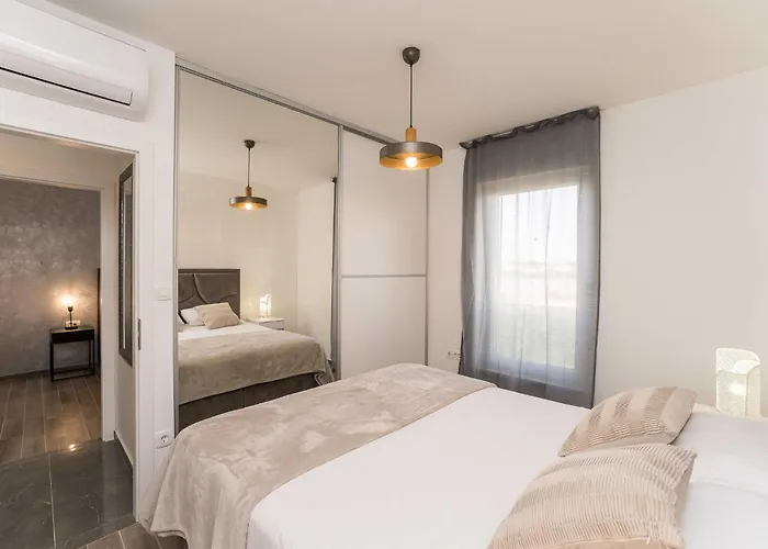 Luxury D - Luxury Two Bedroom With Terrace A2 *